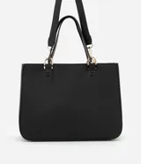 Bolso satchel negro con correa de mano fija y correa bandolera desmontable. Incluye llavero de pompón.