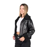 Campera de cuero sintético negro con interior y detalles de corderito sintético en cuello, puños y ruedo. Presenta cierre frontal metálico y bolsillos laterales con cierre.