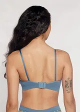 Soutien tipo top de microfibra sin costuras, sin aros ni copas, con breteles regulables.