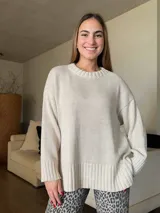 Sweater de punto color crudo con lurex, de silueta holgada y cuello redondo.
