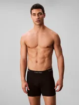 Pack de tres bóxers Calvin Klein tipo brief de color negro, confeccionados en mezcla de algodón y elastano con cintura elástica distintiva y bolsa de contorno.