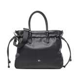 Cartera grande de símil cuero color negro, tipo tote bag, con doble asa de mano y correa larga de tela ajustable. Cuenta con detalles de cordones con nudos en los laterales y el logo metálico de la marca en la parte frontal.