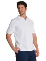 Remera tipo polo de manga corta color blanco, con cuello de punto acanalado y tapeta con botones. Presenta el logo de la marca CAT bordado en el pecho y un detalle de triángulo amarillo en la manga.