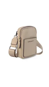Bandolera pequeña de diseño compacto en color mostaza, confeccionada en material sintético con textura granulada. Presenta un bolsillo frontal con el logo de la marca impreso, cierre superior y correa ancha ajustable y desmontable.