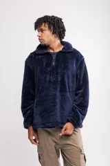 Buzo de sherpa azul marino con cuello polo y cierre parcial frontal.