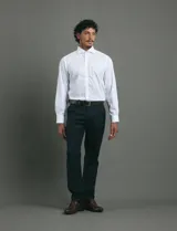 Camisa de vestir de manga larga, confeccionada en popelina fina de algodón, con cuello clásico y cierre frontal de botones.