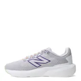 Championes de running New Balance modelo Course 413 V3, color gris con detalles en violeta, naranja y suela verde claro. Presentan capellada de malla transpirable, cierre con cordones y entresuela acolchada para mayor confort.