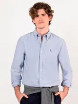 Camisa celeste de corte clásico, cuello abotonado y manga larga.