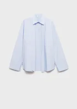 Camisa de popelín de algodón en color celeste claro, con cuello camisero, cierre frontal de botones y detalle de lazada tipo corbata integrada al cuello. Presenta un bolsillo de parche en el pecho, corte recto y mangas largas con puños abotonados.