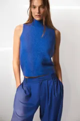 Chaleco de punto rojo con cuello subido y manga sisa.