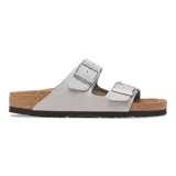 Sandalias Birkenstock modelo Arizona con dos tiras ajustables con hebilla metálica, confeccionadas en material sintético Birko-Flor con acabado brillante plateado con purpurina. Plantilla anatómica de corcho y látex con suela de EVA.