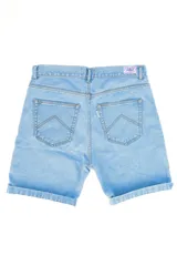 Bermuda de jean celeste, 100% algodón, con cinco bolsillos, tiro alto y ruedo arremangado.