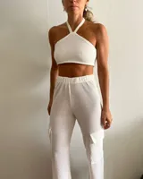 Pantalón de tejido calado color blanco, de corte recto con bolsillos cargo laterales.