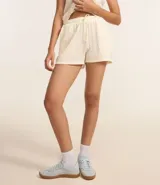 Bermuda de mujer confeccionada en tejido chambray texturizado, con corte recto, cintura elástica y lazo de ajuste.