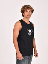 Musculosa negra de corte recto, con cuello redondo y sisas amplias. Presenta un estampado frontal en blanco con un logo circular que incluye una 'W' central y texto alrededor.