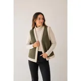 Chaleco estilo gamulán color verde militar con forro y bordes de corderito sintético blanco, diseño sin mangas.