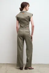 Pantalón de vestir color beige, de corte recto y tiro alto, confeccionado en lino 100% con bolsillos laterales.