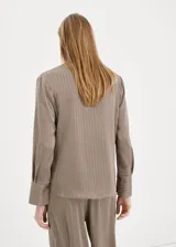 Camisa de poliéster con diseño a rayas en tonos tierra, cuello clásico y manga larga con puños anchos.