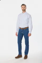 Pantalón de jean clásico de corte recto, color azul denim, con bolsillos traseros y costuras en contraste.