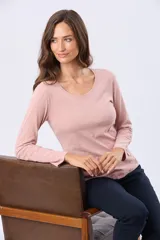 Remera de manga larga con cuello redondo, confeccionada en tejido de algodón suave con caída ligera y corte clásico.