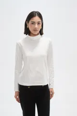 Polera de manga larga con cuello alto, confeccionada en tejido de punto suave.