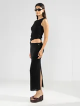 Falda midi negra de punto con abertura lateral y tajo en la cintura.