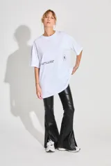 Remerón blanco de jersey 24/1 peinado, corte oversized, mangas cortas y ruedo ancho. Estampa serigrafiada en frente y espalda a contratono.