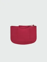 Clutch o pouch de mano Longchamp modelo Epure, color rojo cereza, con forma curva y cierre de solapa con broche dorado.