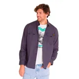 Camisa de manga larga color gris oscuro, con cuello clásico, cierre frontal de botones y tres bolsillos de carga en el pecho con solapas. Presenta etiqueta con logo de la marca en el bolsillo izquierdo.