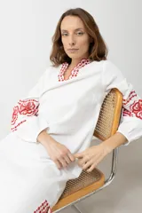 Túnica larga color crudo con bordados rojos en cuello, mangas y ruedo.