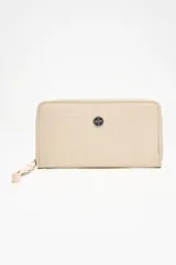 Billetera grande color cereza charolado, con cierre perimetral y logo metálico en el frente.