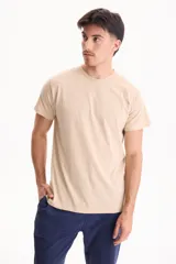 Remera de manga corta color beige, con cuello redondo y diseño clásico.
