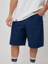 Bermuda de jean celeste de corte recto y tiro medio. Confeccionada en 100% algodón.