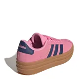 Championes Adidas modelo VL Court Bold, de diseño inspirado en el skate con plataforma. Presentan una capellada de gamuza en color rosado con las icónicas tres rayas laterales en azul marino y suela de goma color caramelo.
