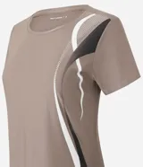Remera deportiva de microfibra color blanco, con cuello redondo, mangas cortas y detalle de estampa lateral con ondas en tonos fucsia y violeta.