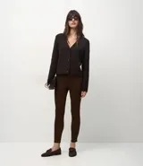 Pantalón tipo legging de corte ajustado al cuerpo, confeccionado en tejido Punto Roma con textura marcada. Presenta cintura elástica y bolsillos traseros.