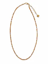 Gargantilla de cuentas de cristal transparente con cadena de alargue dorada y dije de corazón pequeño.