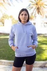 Canguro negro con capucha y cordones ajustables, bolsillo tipo canguro y logo pequeño en el pecho.