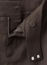 Pantalón capri de corte recto y color marrón, confeccionado en mezcla de lino y algodón con forro interior de algodón.