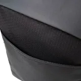 Bolso bandolera unisex Caterpillar Ajo Peak Sling Bag, color negro con diseño texturizado, correa cruzada ajustable, bolsillo frontal con solapa y cierre de hebilla, y detalles reflectantes con el logotipo de la marca.