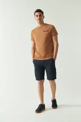 Remera blanca de manga corta con cuello redondo y estampado en la espalda de una foto del puente Golden Gate.