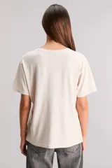 Remera color crema de algodón con cuello redondo y mangas cortas. Estampado frontal con la frase 'take me back'.