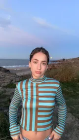 Polera de cuello alto y manga larga, con un diseño de rayas horizontales y verticales que crean un efecto de contraste. Confeccionada en una tela suave y elástica, con un corte ajustado al cuerpo.