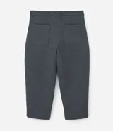 Pantalón de sastrería masculino corte balloon, color gris, confeccionado en tejido scuba pesado con pinzas frontales y pretina con pasacintos.