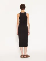 Vestido midi negro de punto canalé, sin mangas y con cuello redondo.