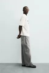 Jeans de hombre, corte balloon fit, tiro medio, confeccionados en denim rígido de algodón. Presentan un efecto lavado con un marcado degradado vertical, cinco bolsillos y cierre frontal con cremallera y botón.