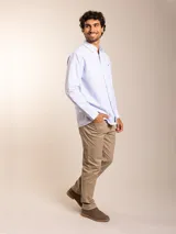 Pantalón de sarga color beige, de corte recto y cinco bolsillos.