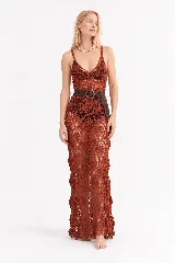 Vestido largo terracota tejido a crochet con punto calado, escote en V y breteles finos, de silueta fluida y diseño transparente.