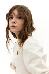 Camisa de corduroy color crudo, con cuello mao, cierre frontal con botones de nácar, mangas largas y detalle de tablas en los hombros que aportan volumen.