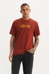Remera de algodón color ladrillo con logo Levi's estampado en el pecho.